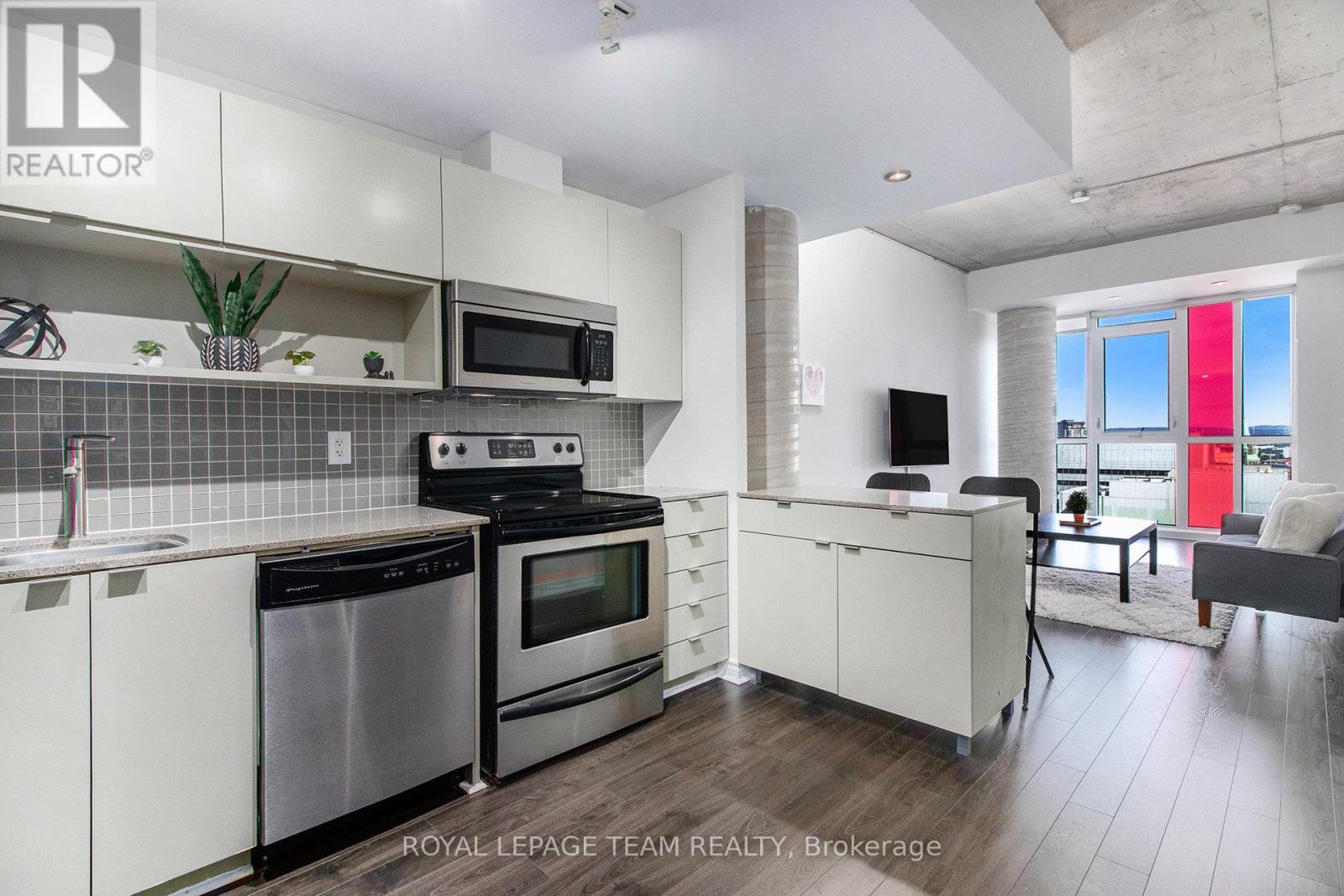 2208 - 324 Laurier Avenue W