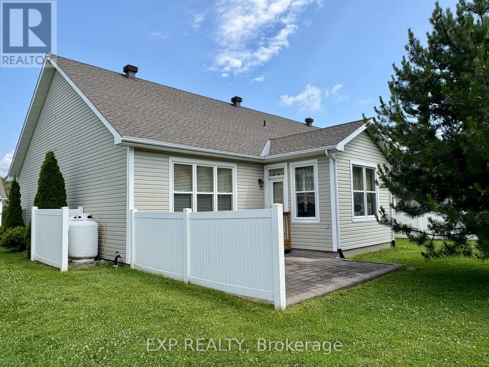 652 Country Trail Private