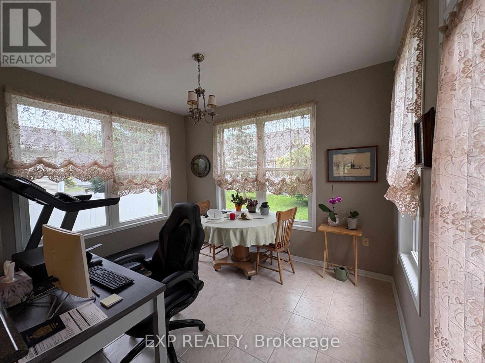 652 Country Trail Private