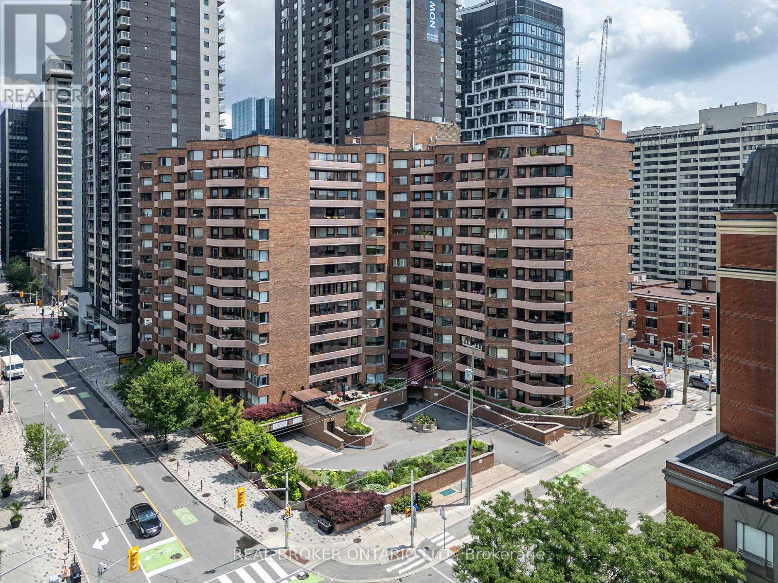 1402 - 151 Bay Street