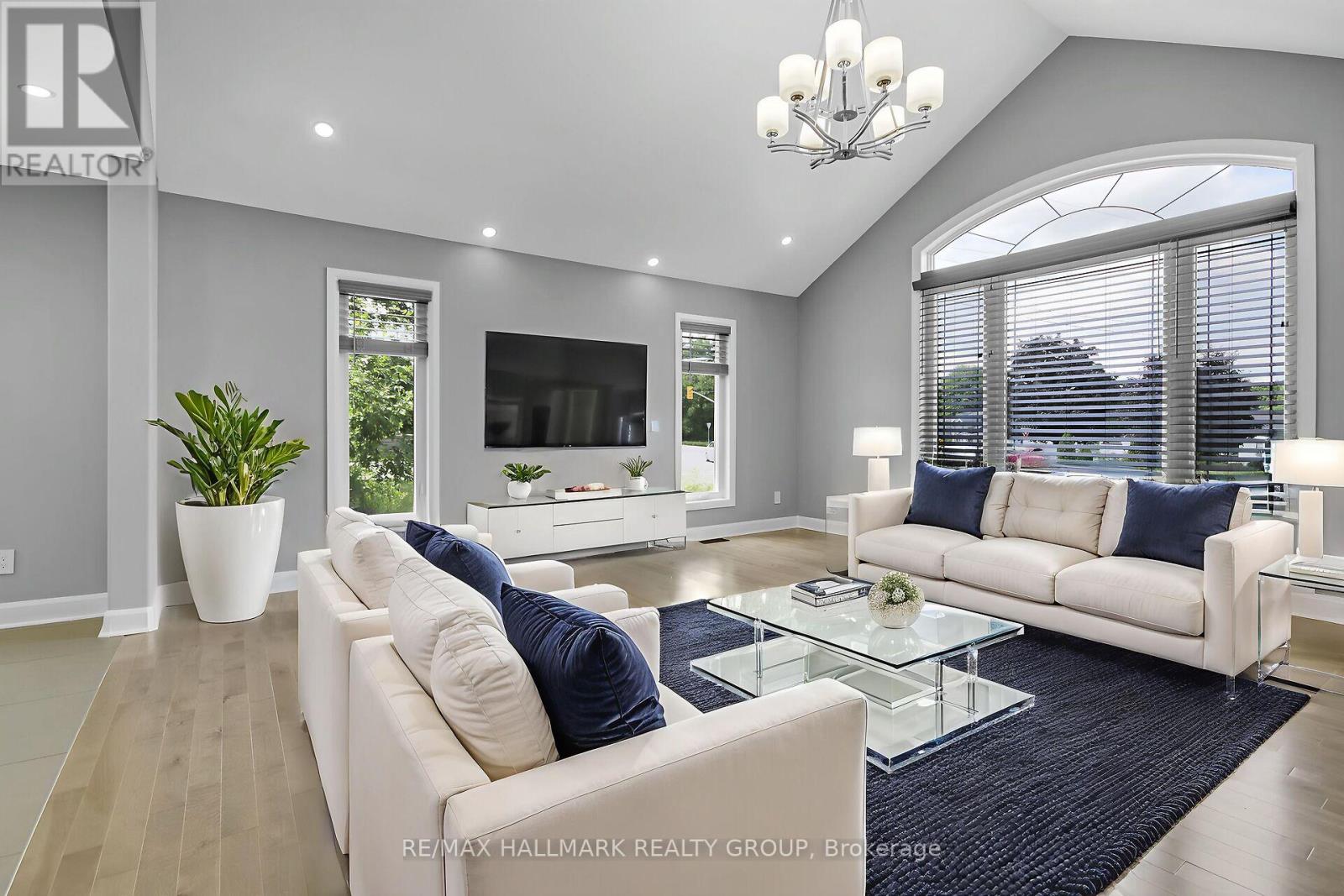 3253 Riverside Drive