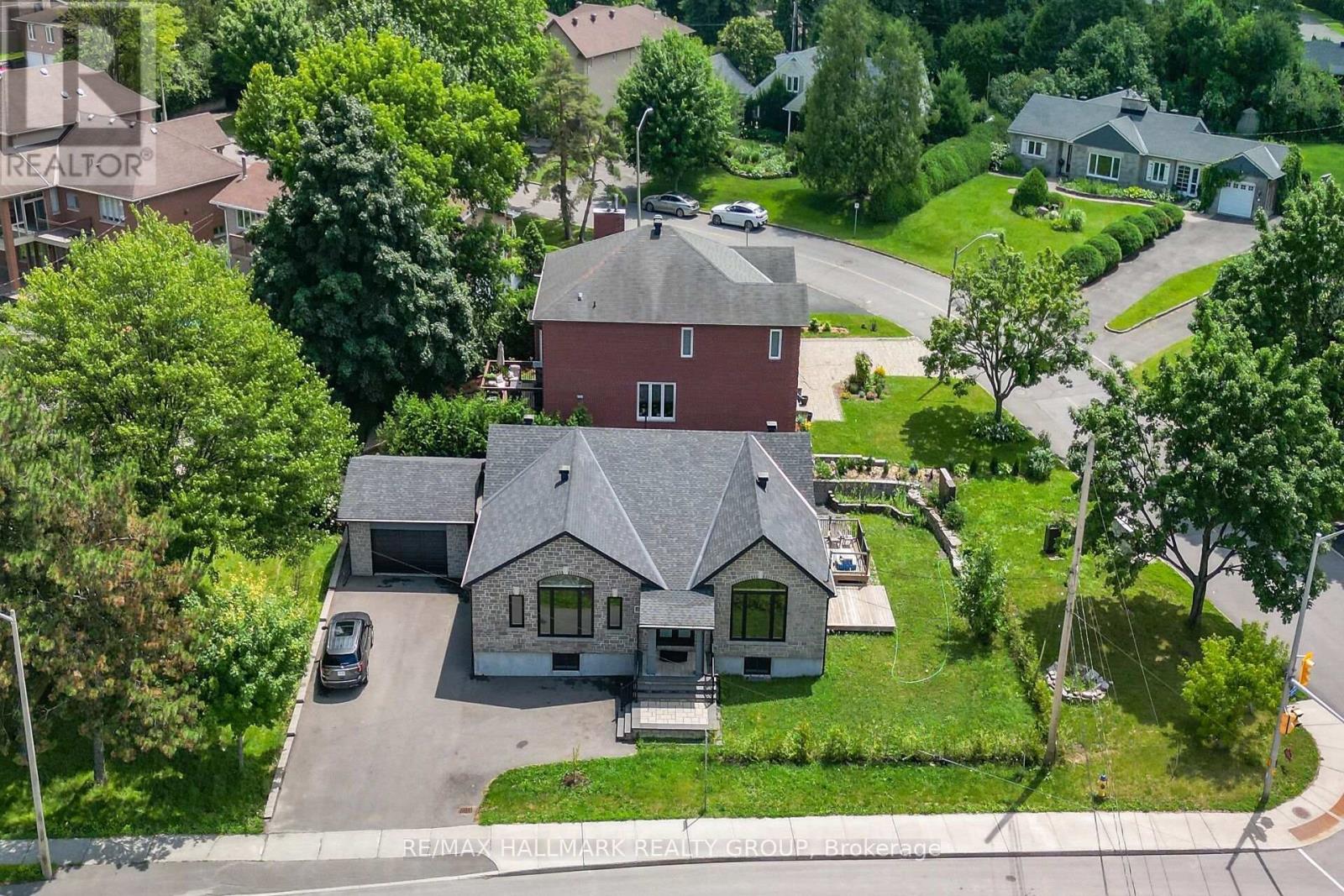 3253 Riverside Drive