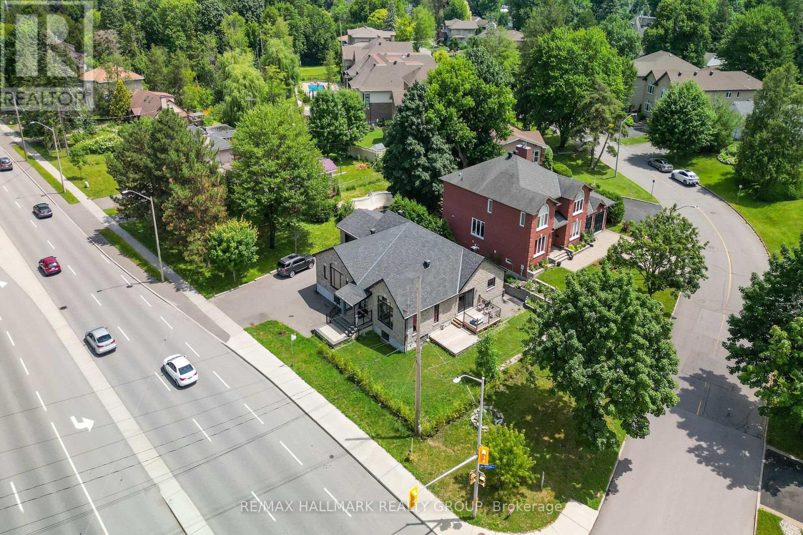 3253 Riverside Drive