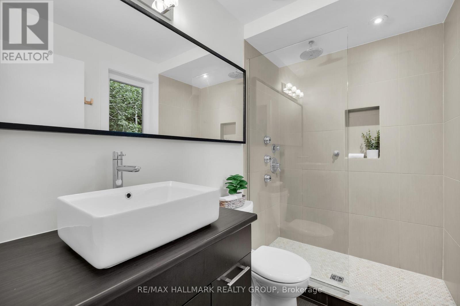 3311 Barlow Crescent