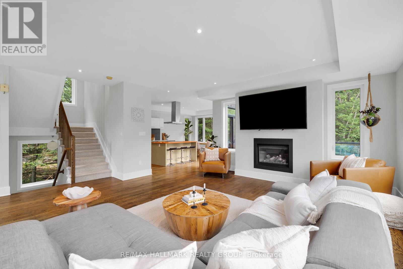 3311 Barlow Crescent