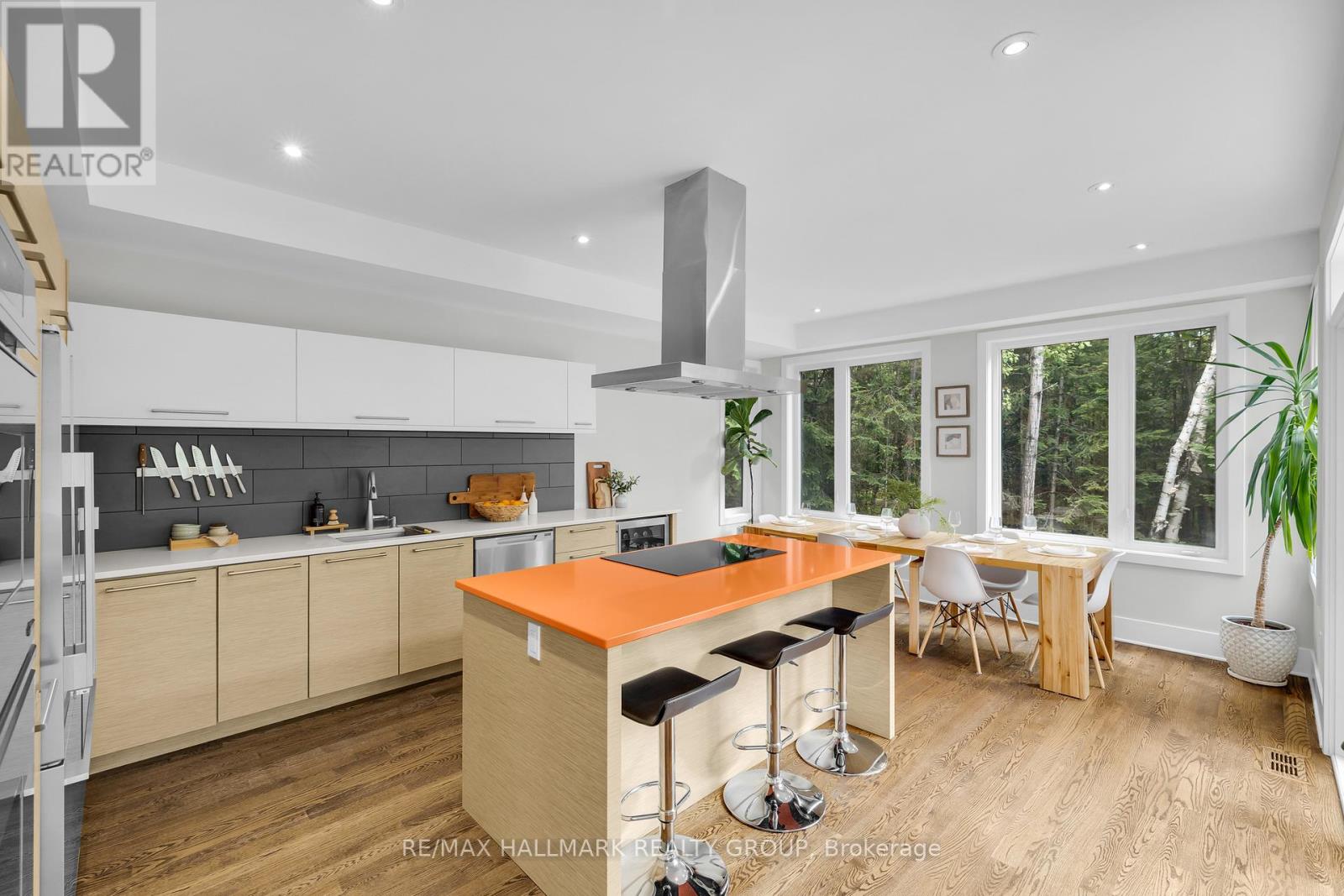 3311 Barlow Crescent