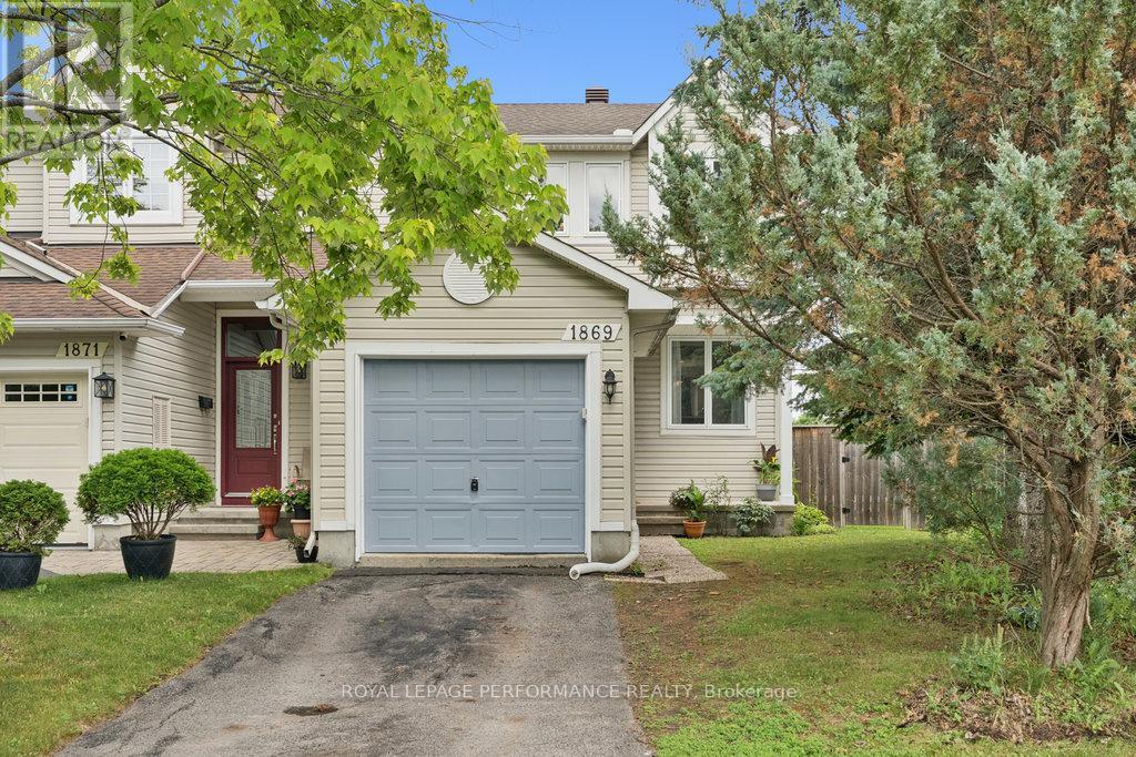 1869 Hennessy Crescent