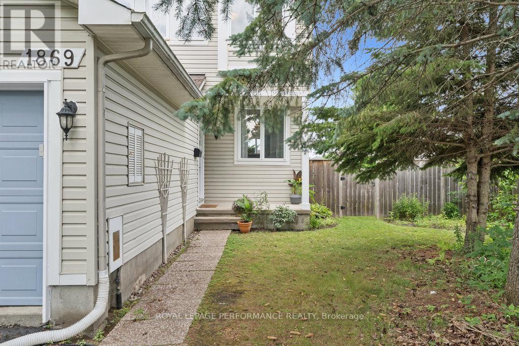 1869 Hennessy Crescent