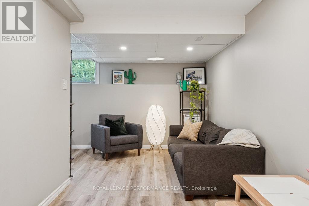 1869 Hennessy Crescent