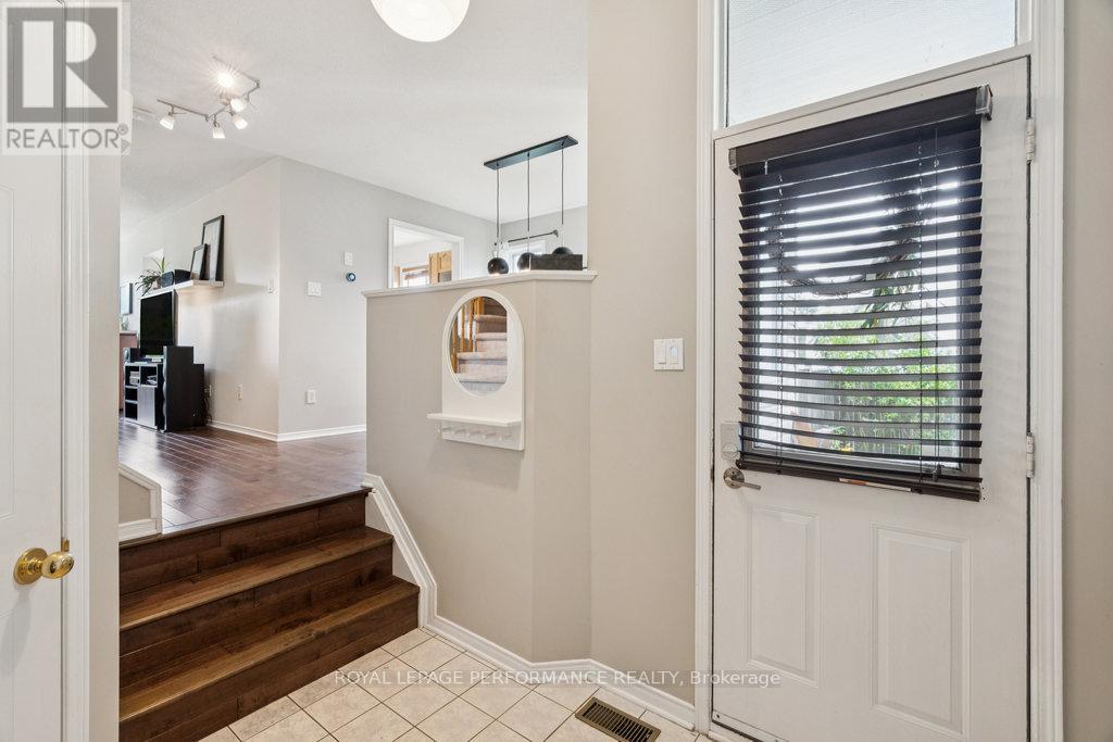 1869 Hennessy Crescent