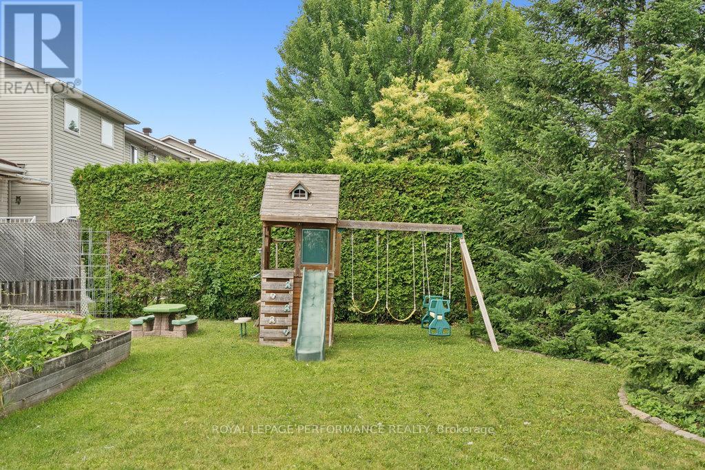 1869 Hennessy Crescent