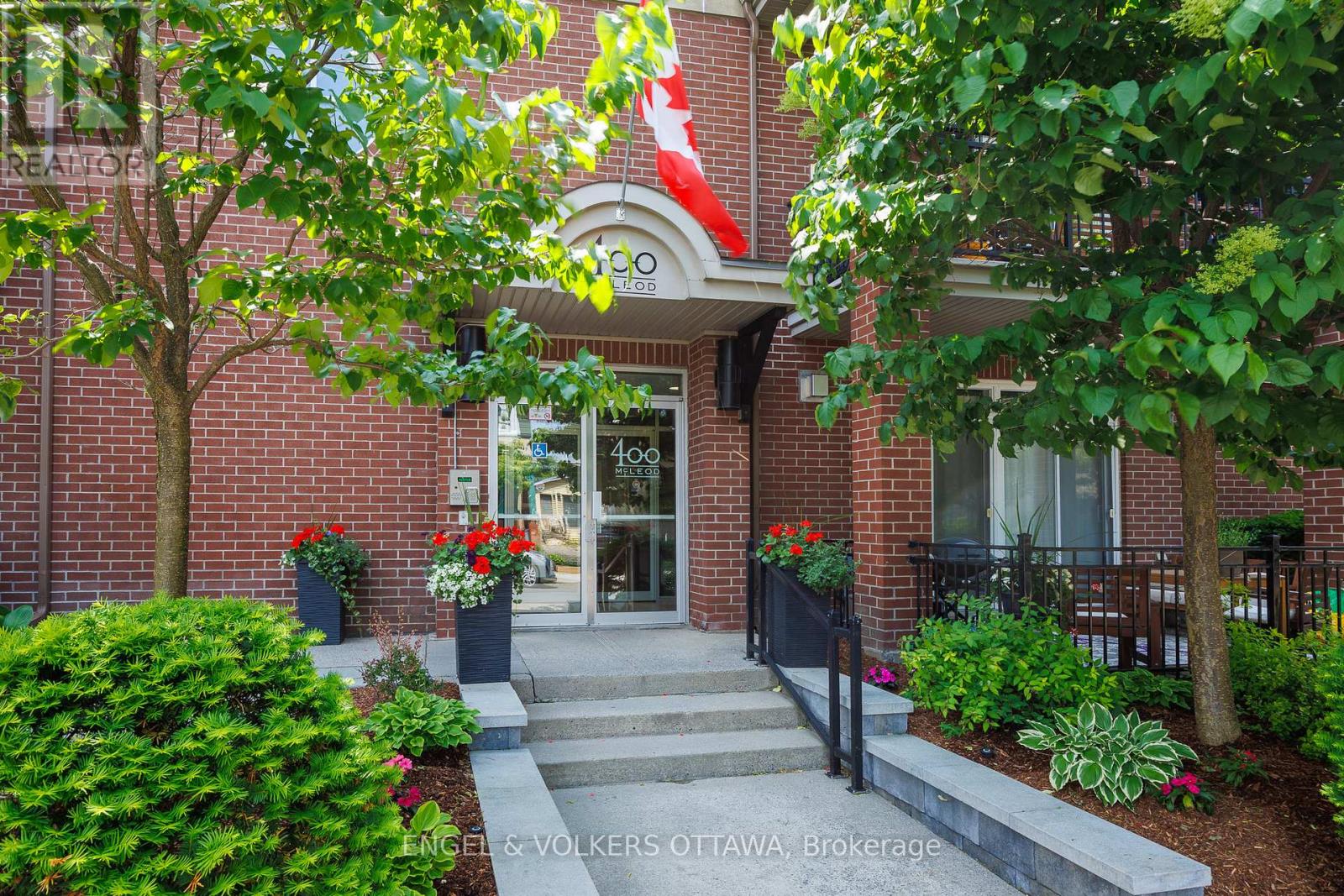 105 - 400 Mcleod Street