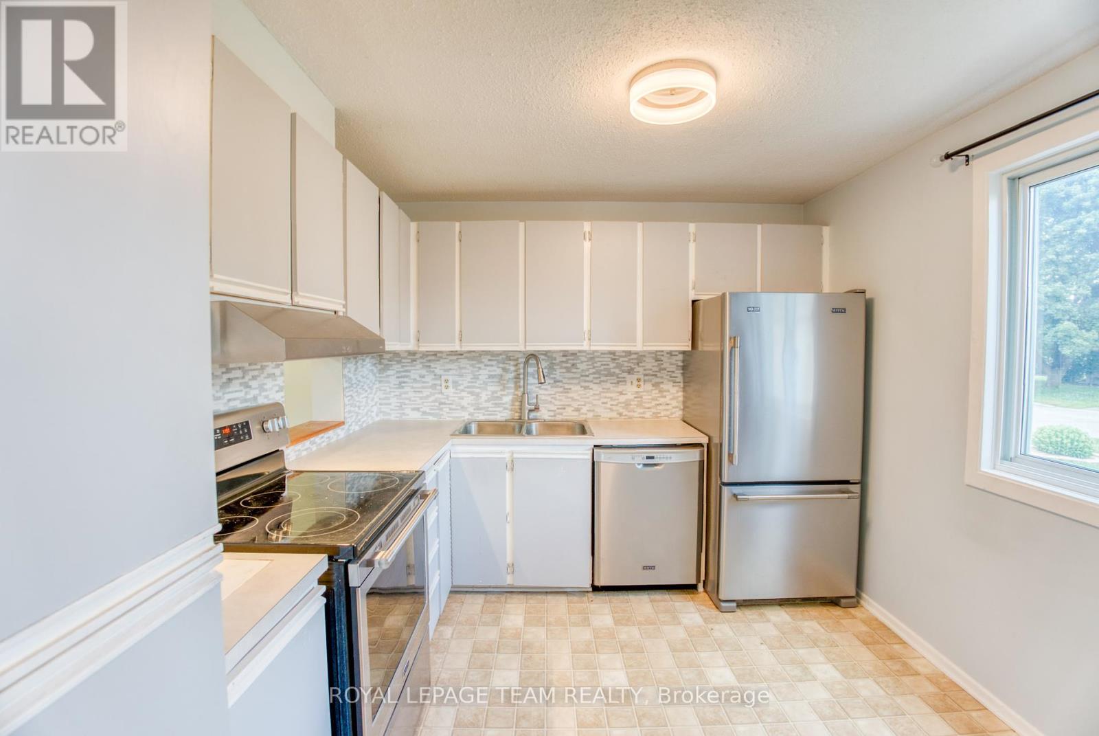 1094 Grenoble Crescent
