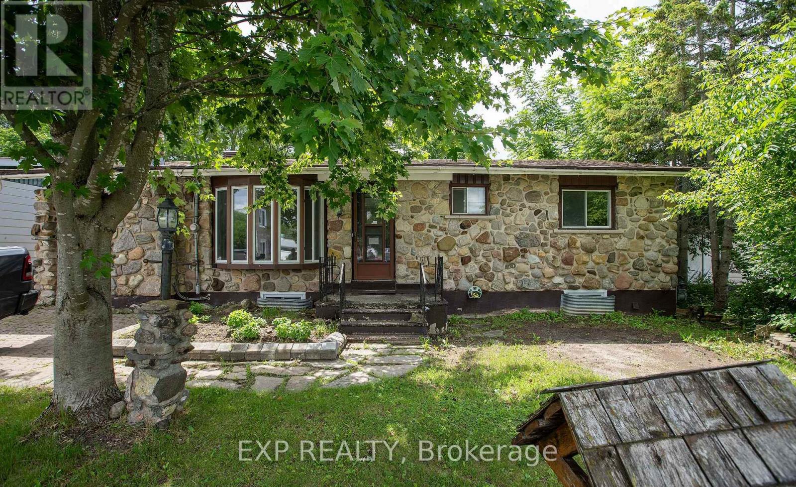 84 Kenyon Street E