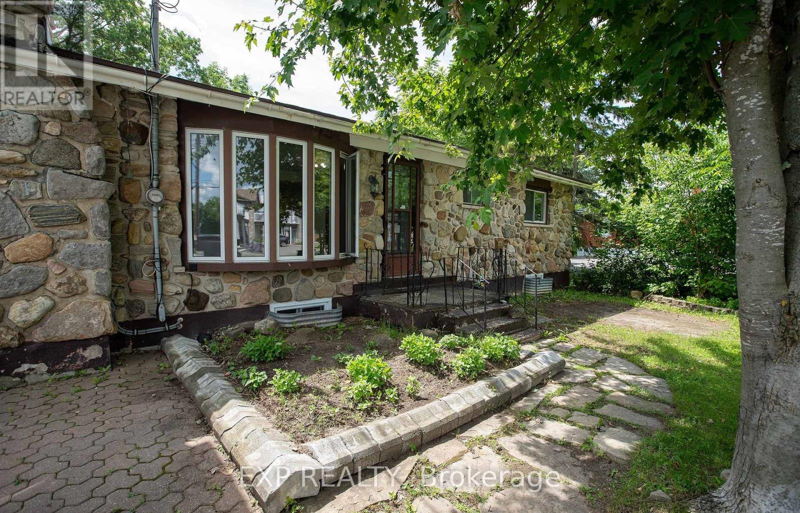 84 Kenyon Street E