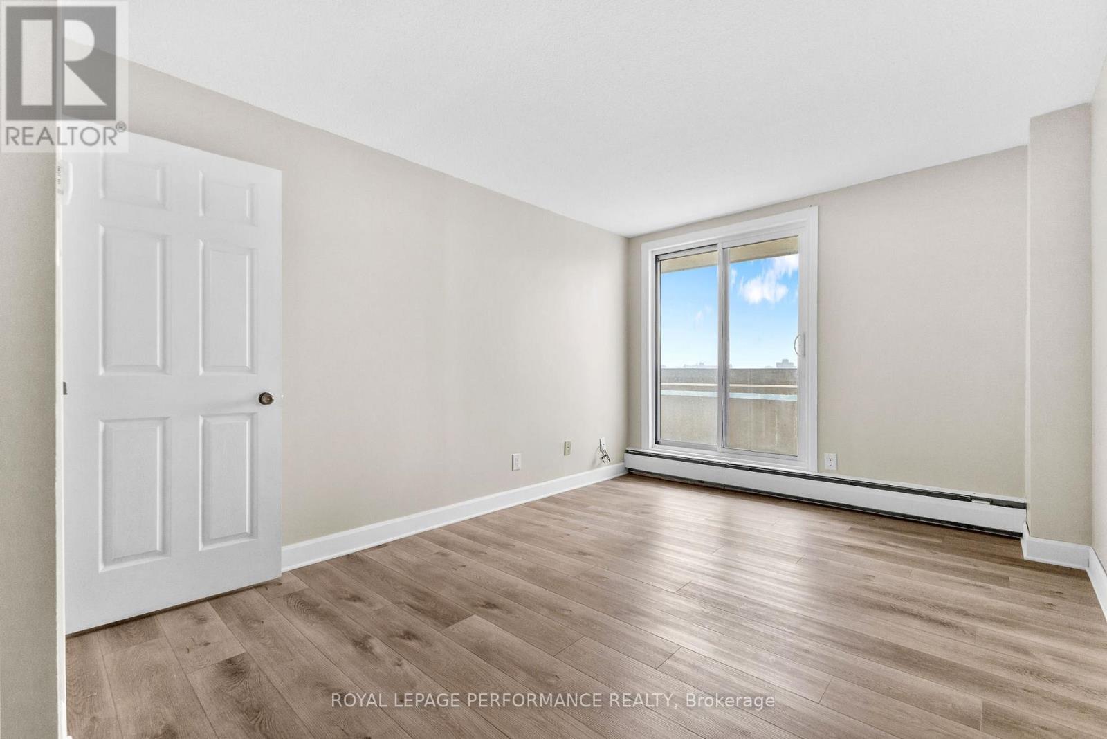 1003 - 1171 Ambleside Drive