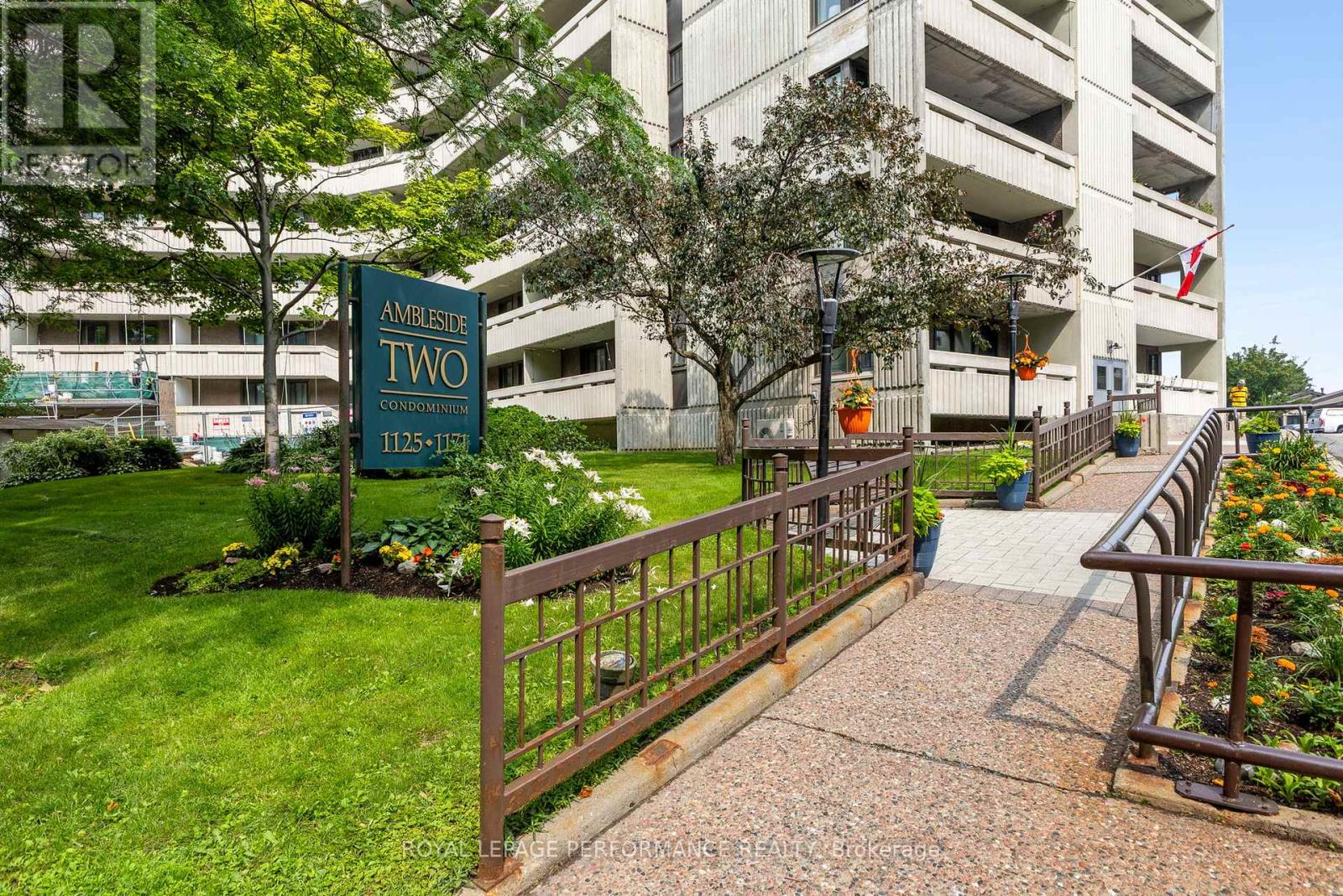 1003 - 1171 Ambleside Drive