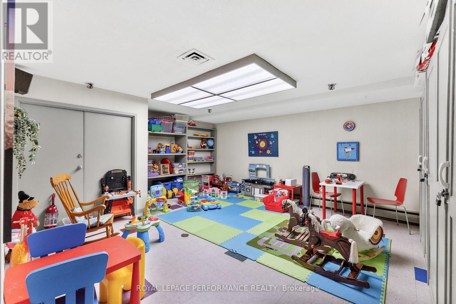 1003 - 1171 Ambleside Drive