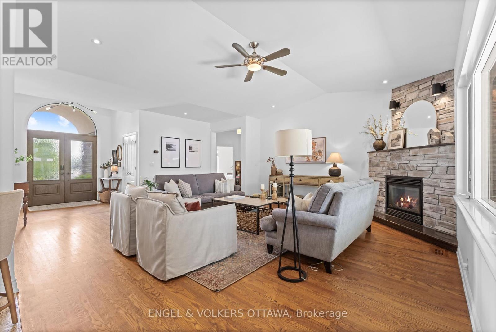 6957 Lake Forest Walk