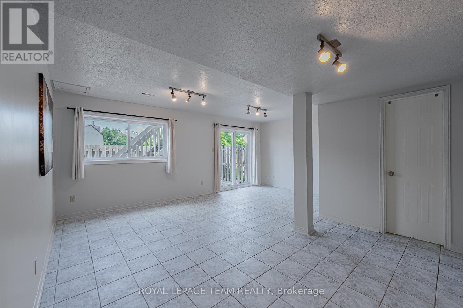 28 Huntview Private