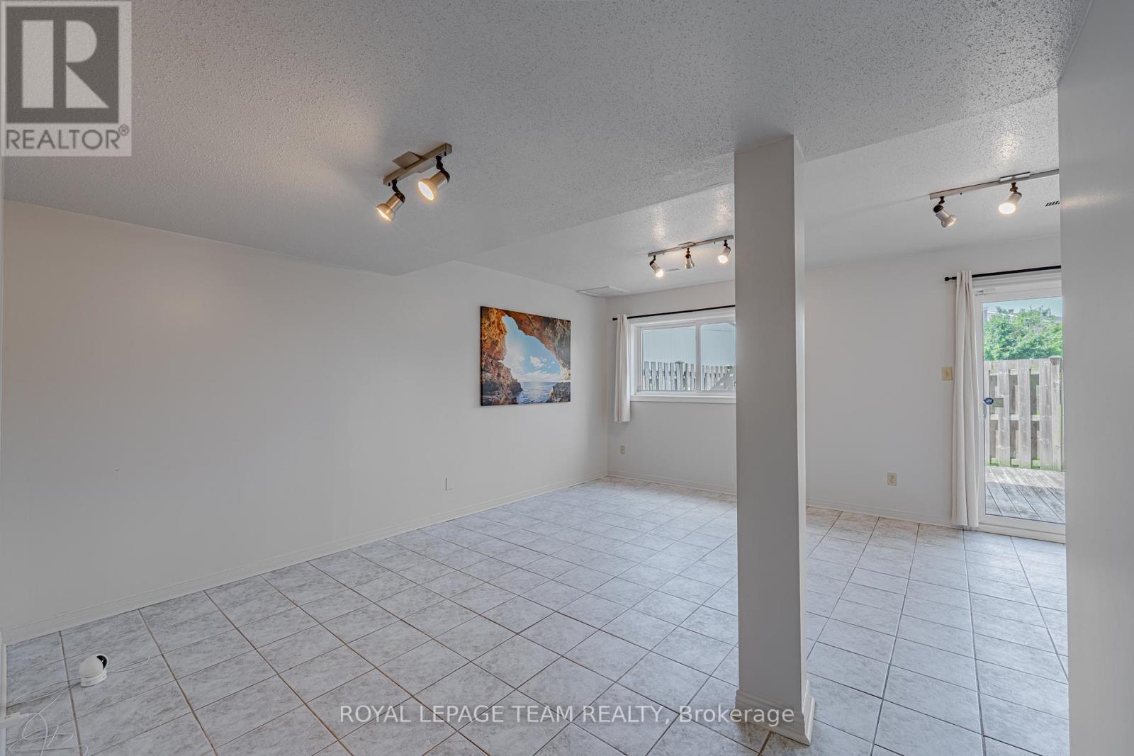 28 Huntview Private
