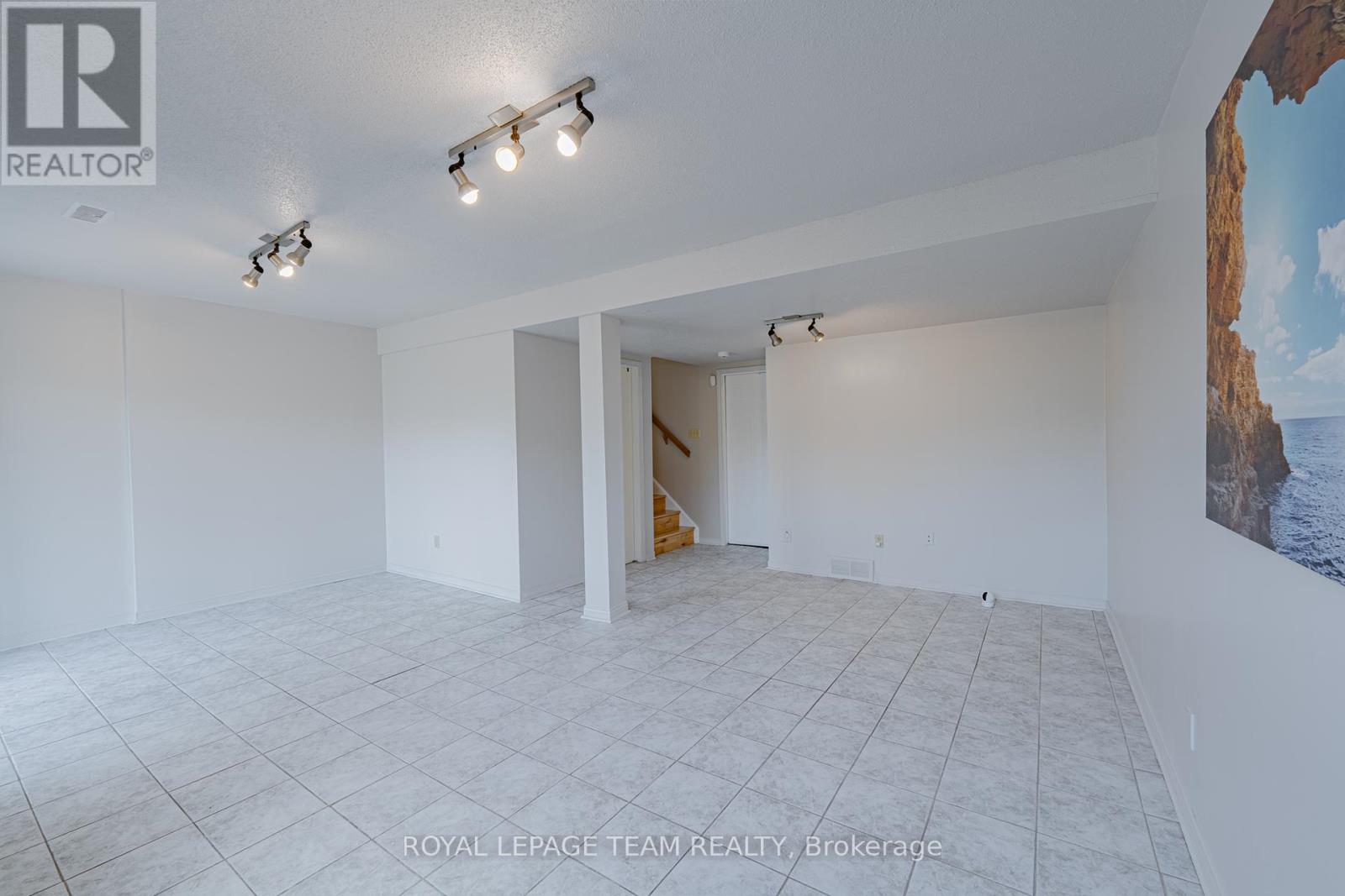 28 Huntview Private