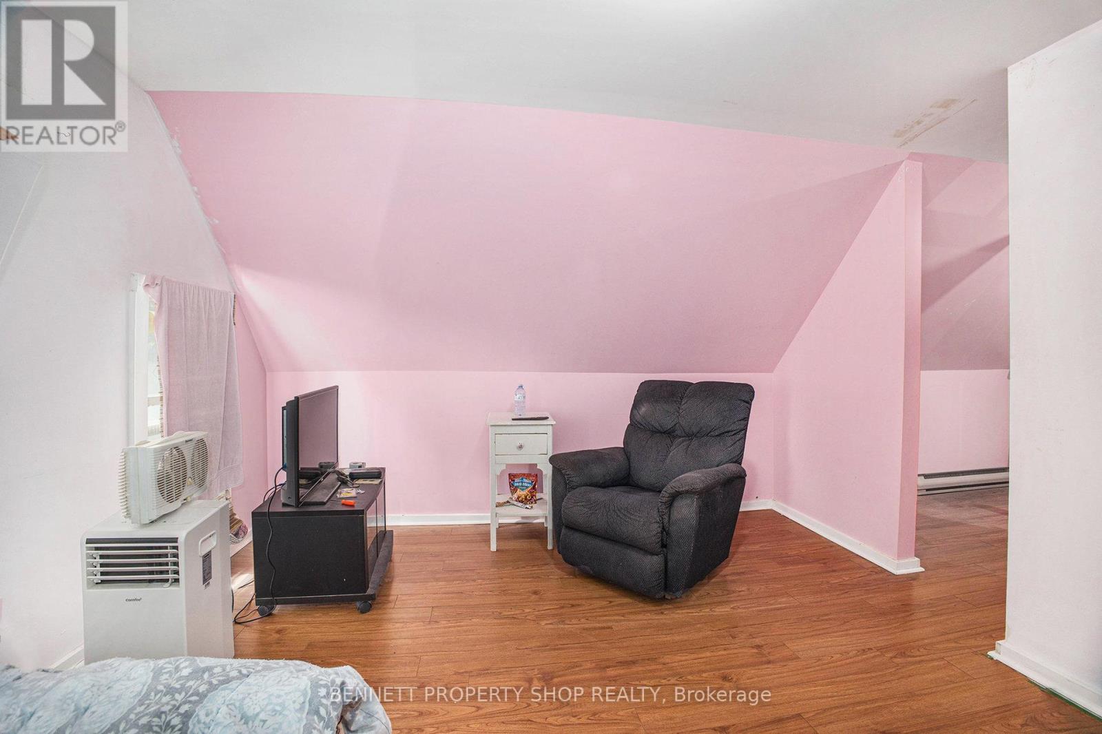 145 Sarah Street E