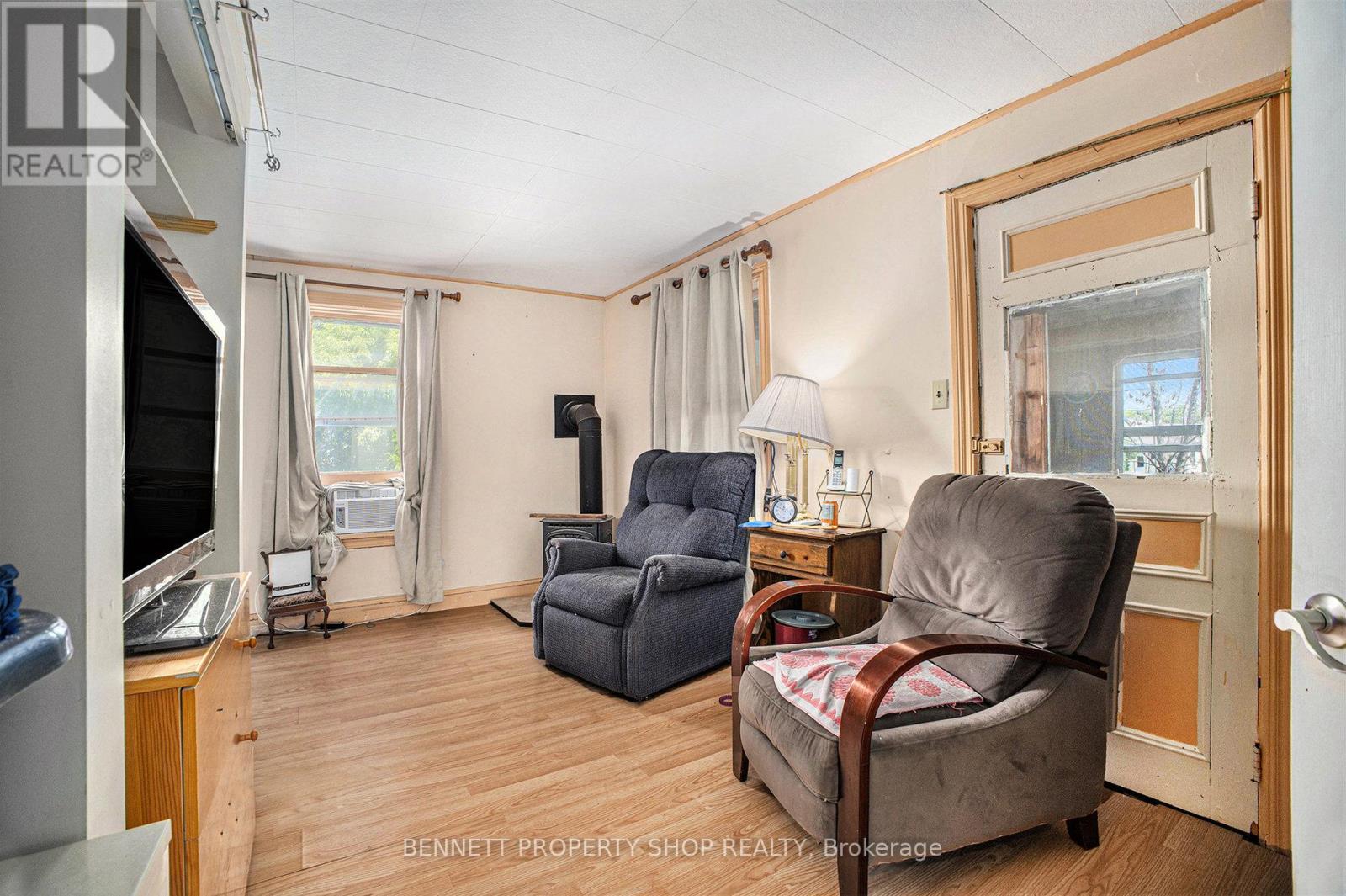 145 Sarah Street E