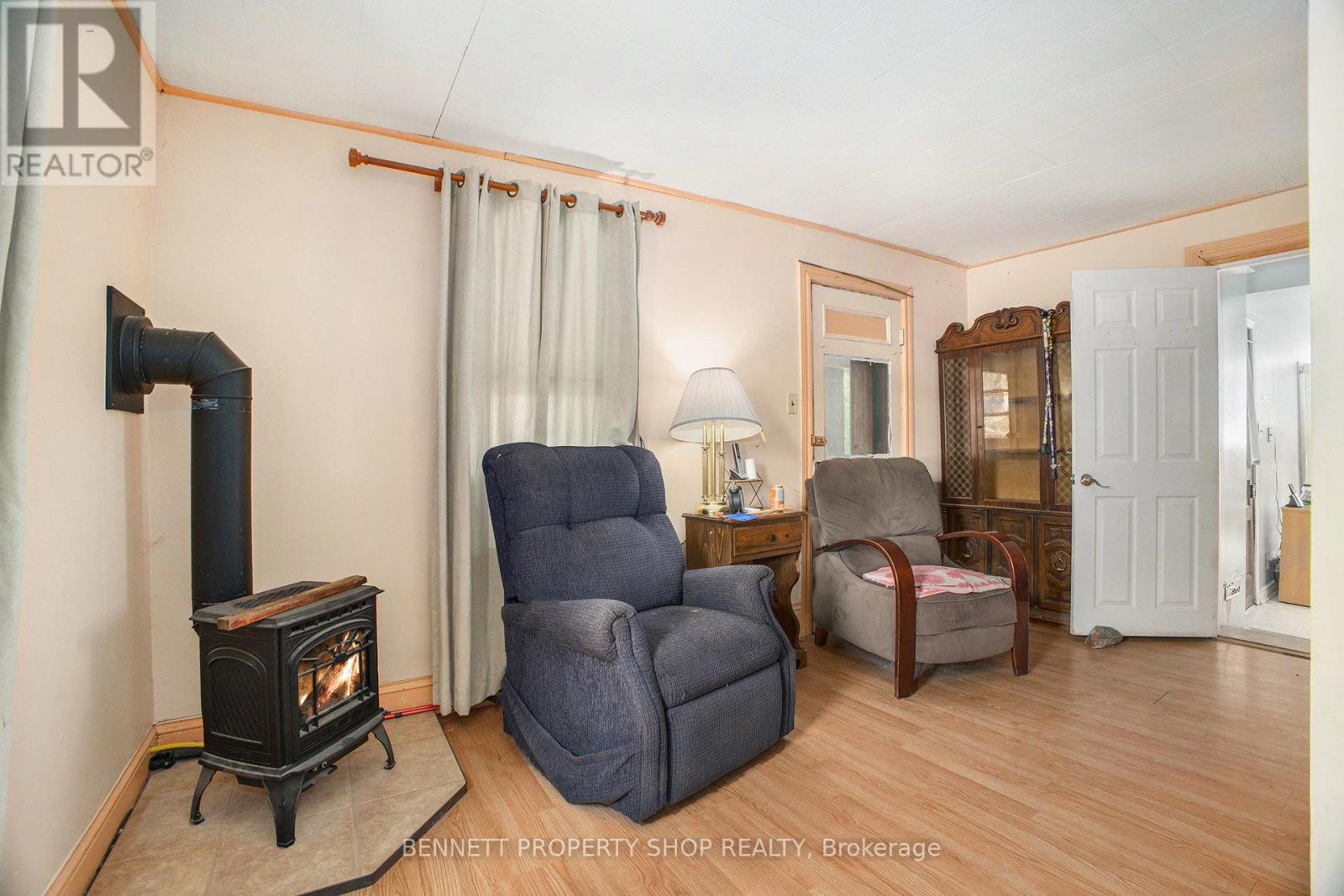 145 Sarah Street E