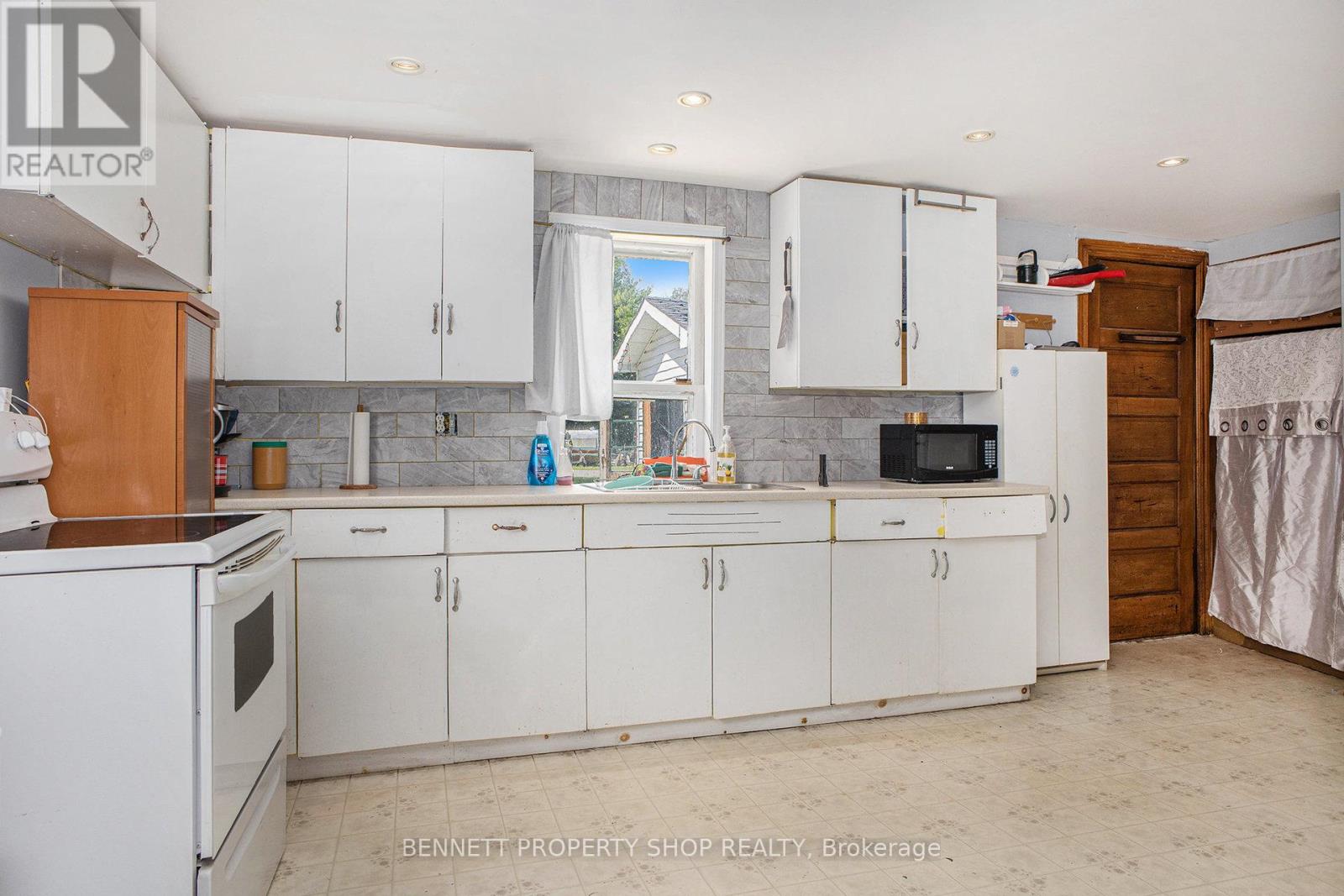 145 Sarah Street E