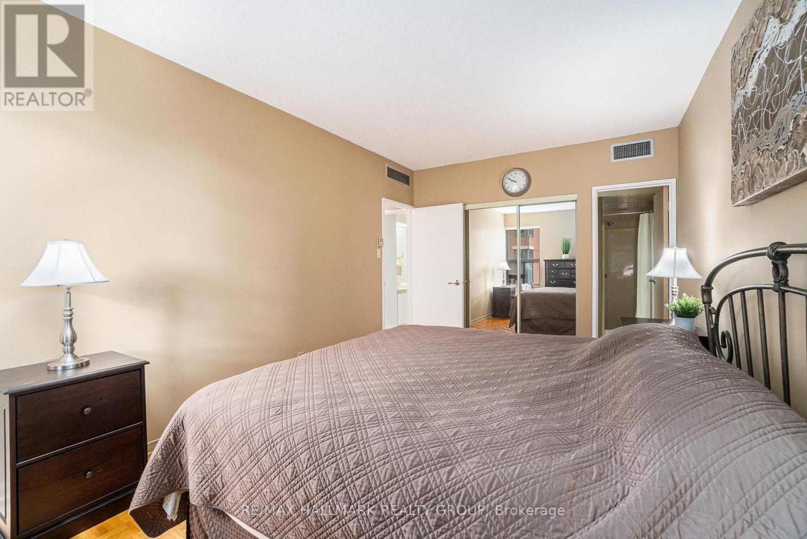 1404 - 556 Laurier Avenue W
