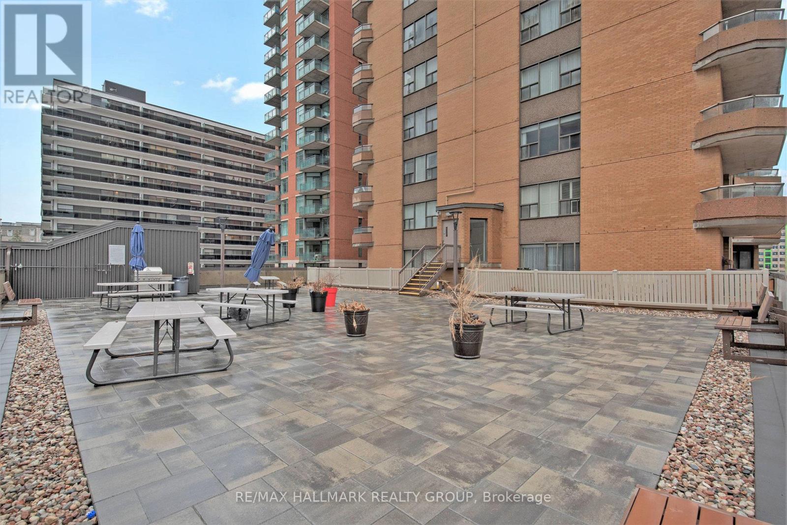 1404 - 556 Laurier Avenue W