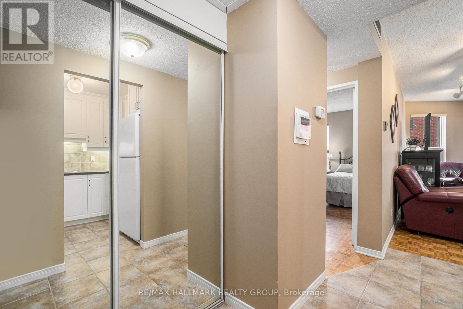 1404 - 556 Laurier Avenue W