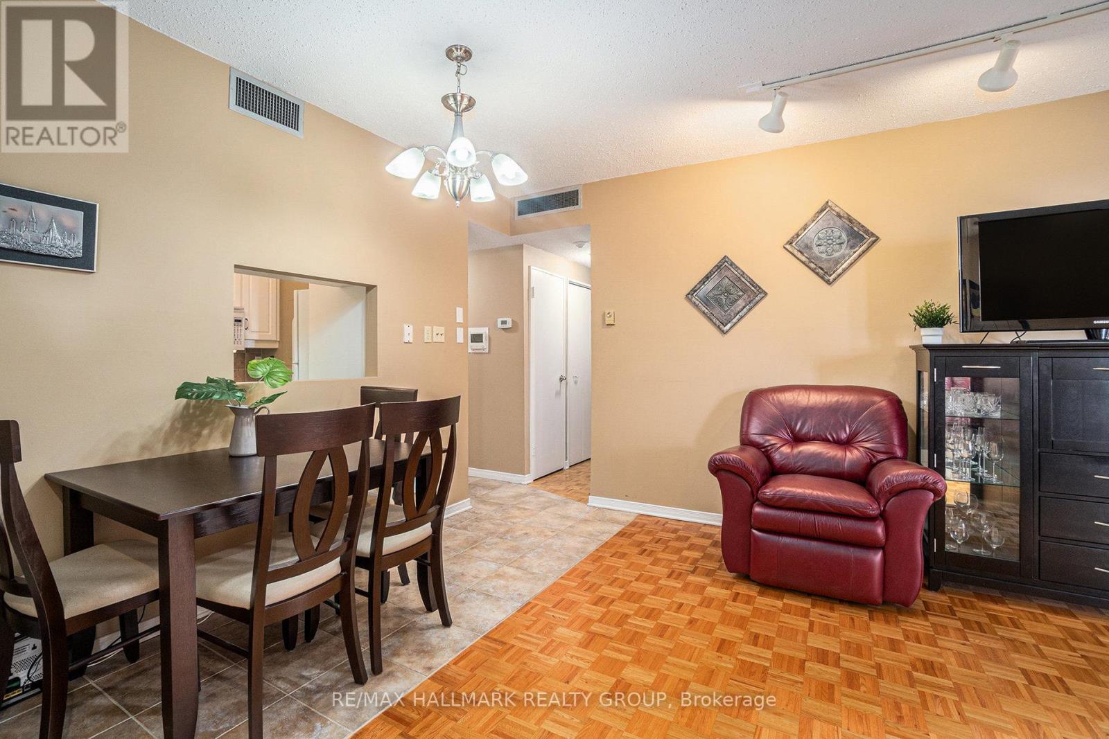 1404 - 556 Laurier Avenue W