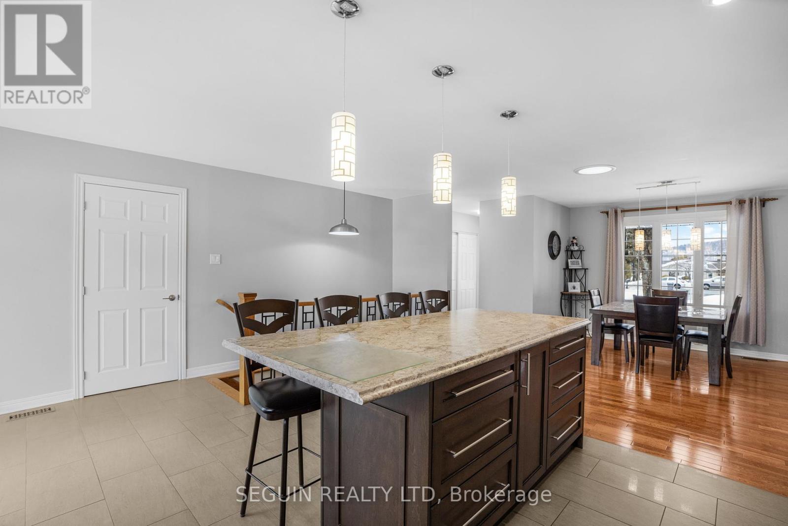 373 Front Road W