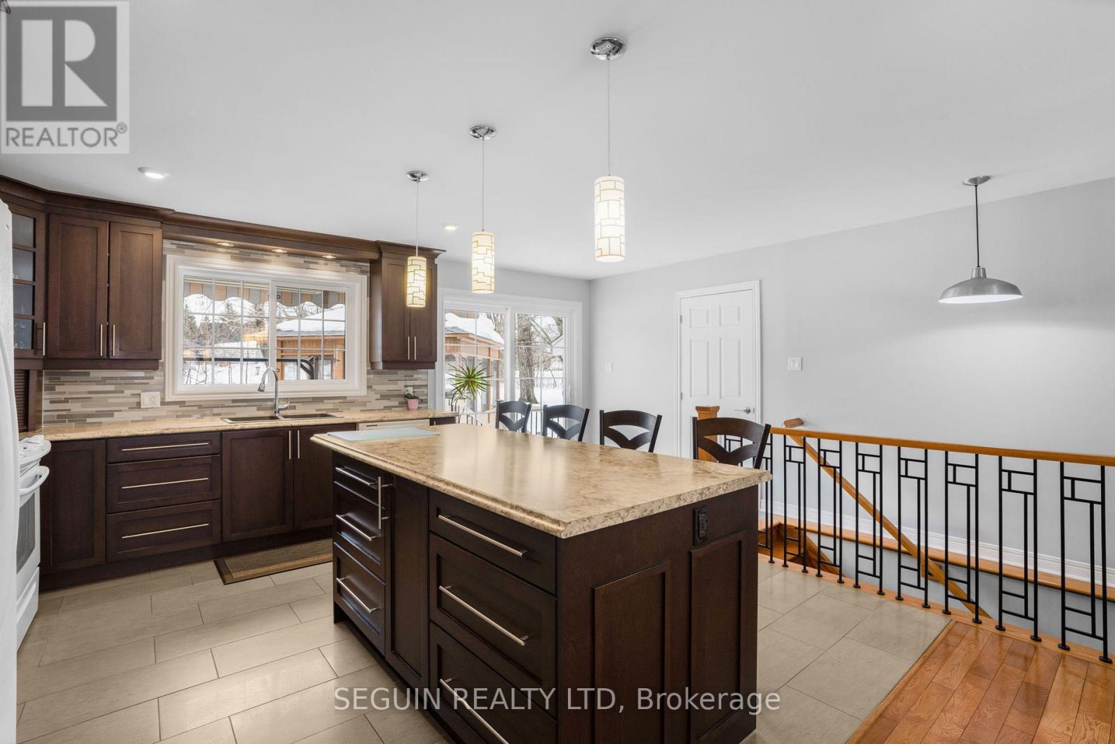 373 Front Road W