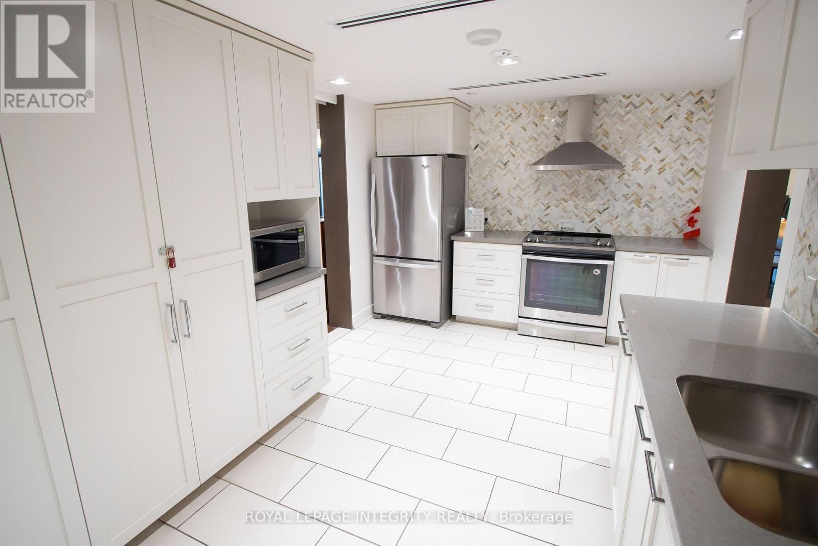 318 - 411 Mackay Street