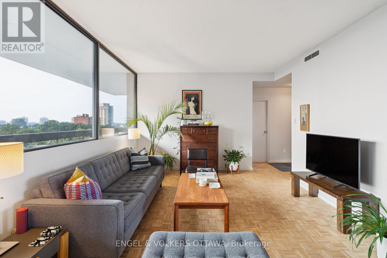 8a - 400 Laurier Avenue E