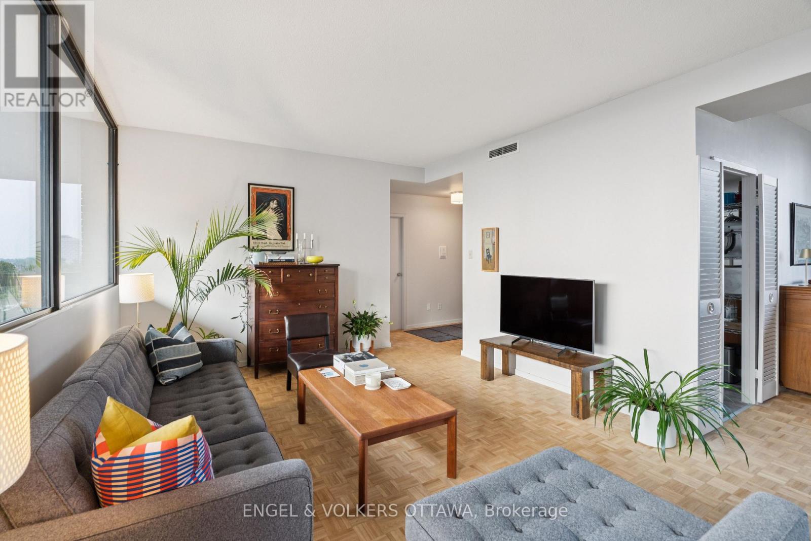 8a - 400 Laurier Avenue E