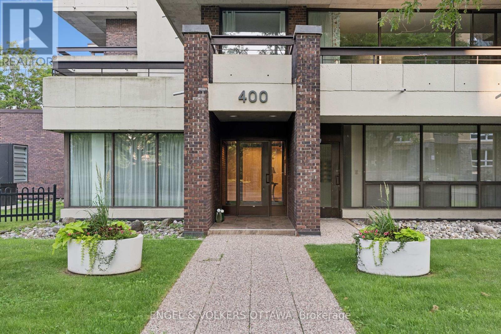8a - 400 Laurier Avenue E