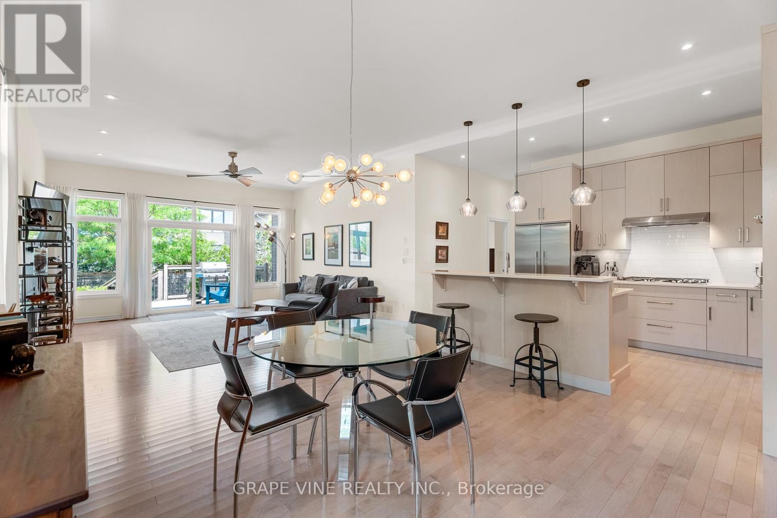 227 Sunnyridge Crescent