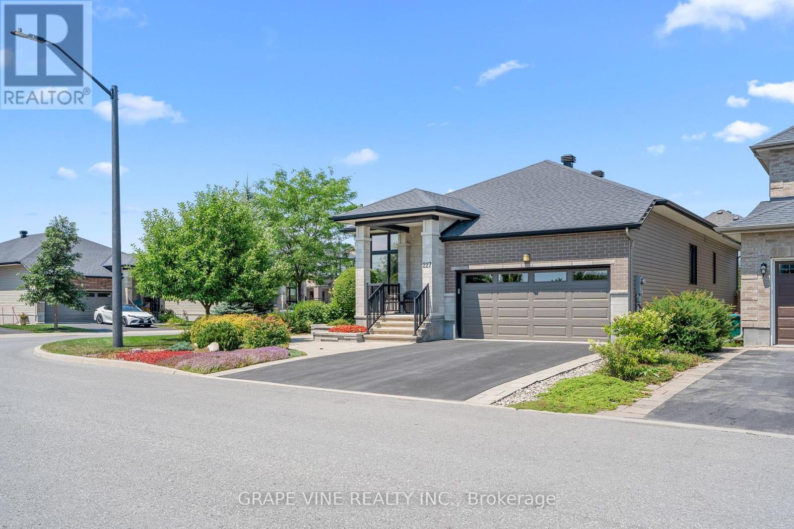 227 Sunnyridge Crescent