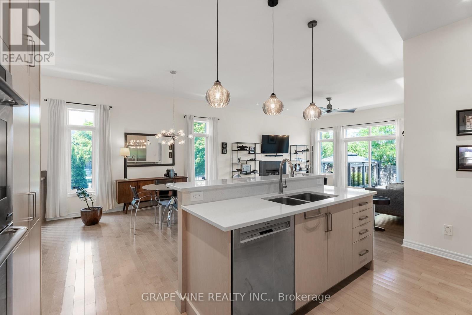 227 Sunnyridge Crescent