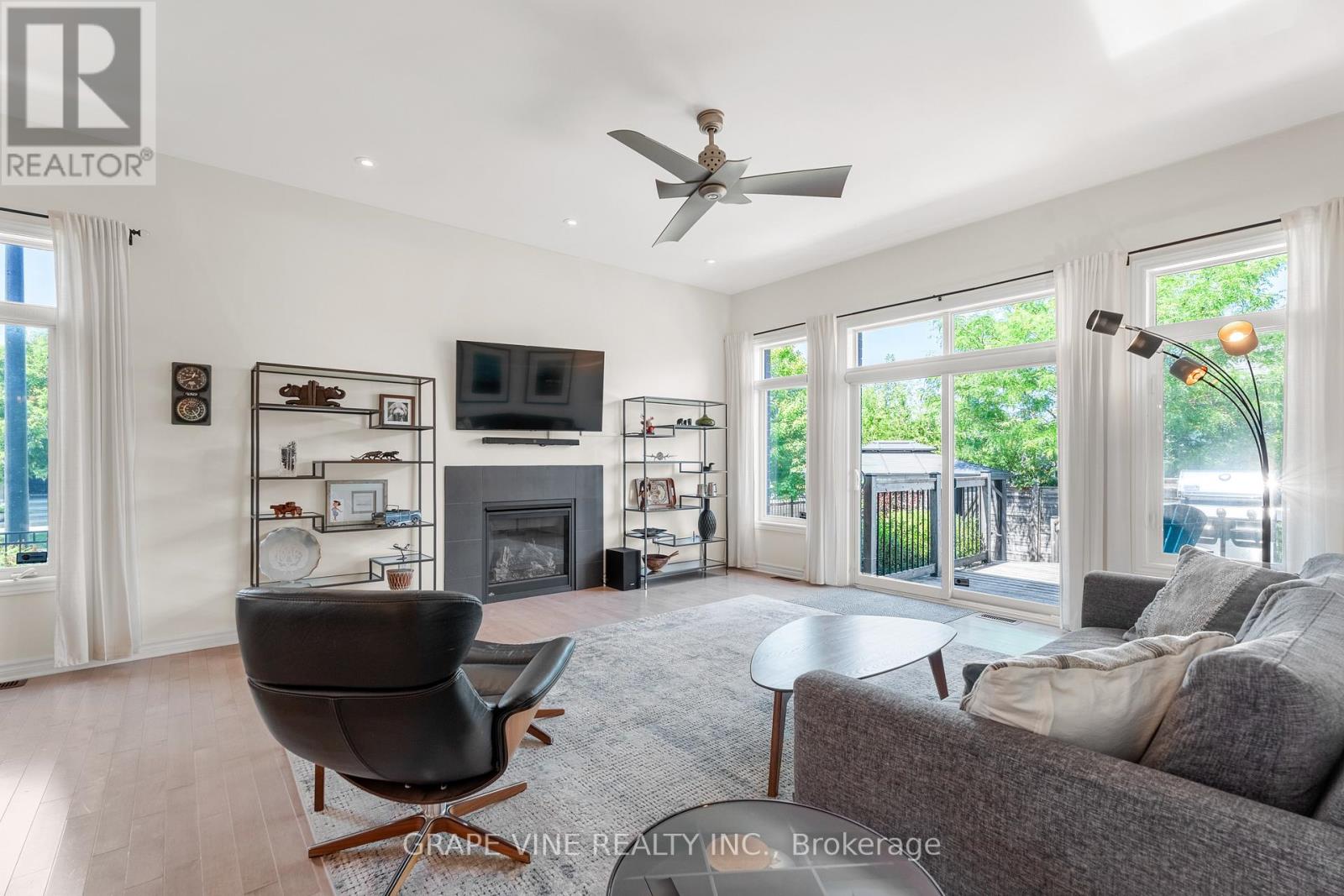 227 Sunnyridge Crescent