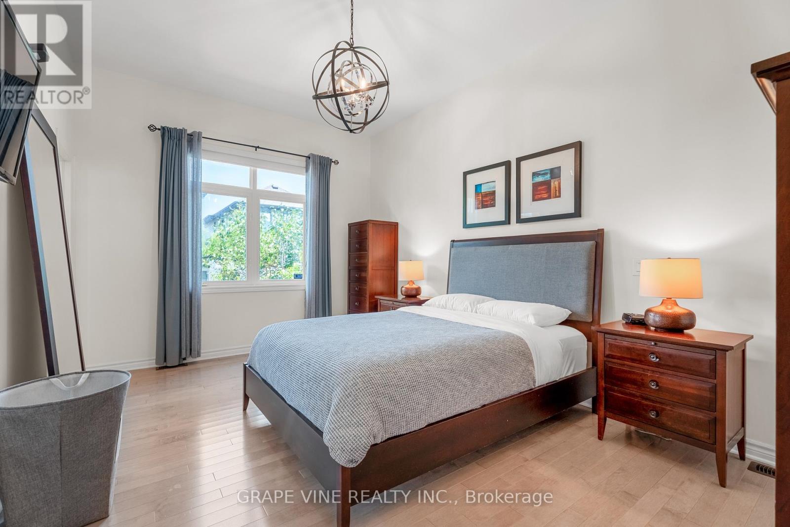 227 Sunnyridge Crescent