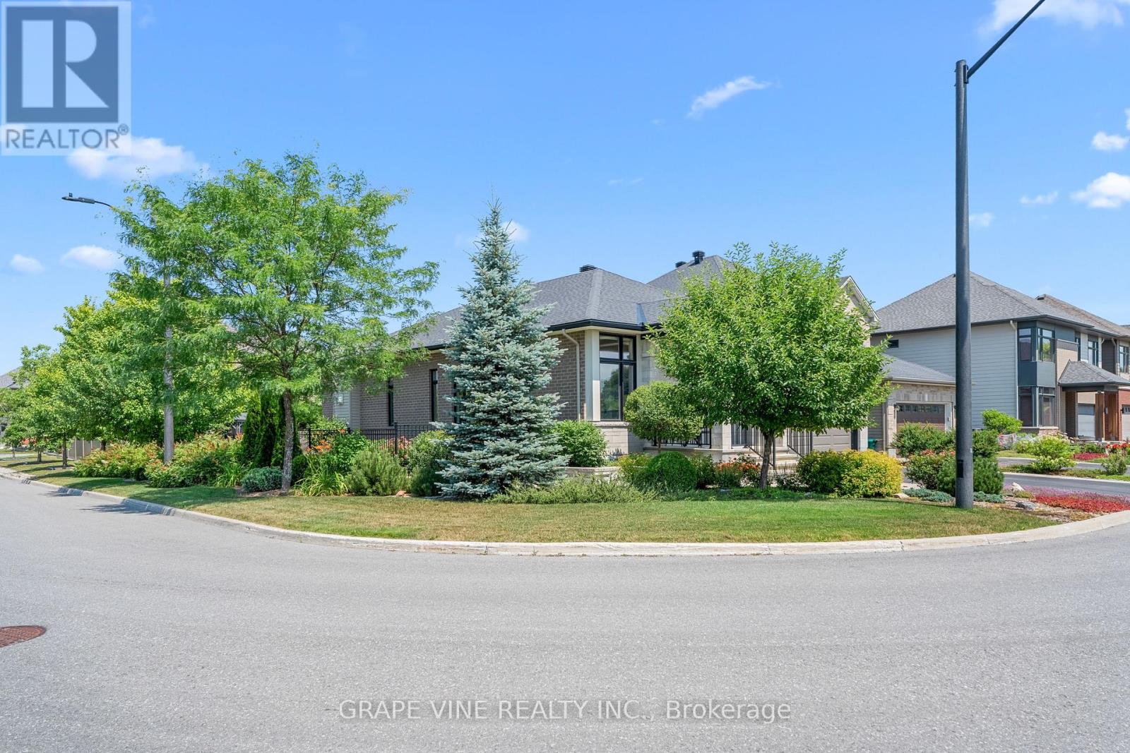 227 Sunnyridge Crescent
