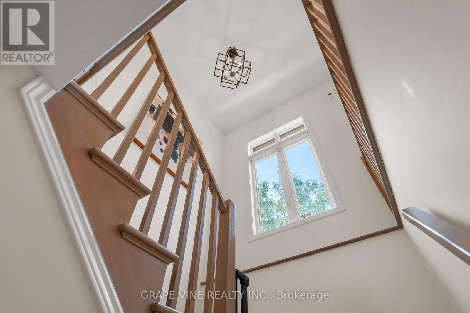 227 Sunnyridge Crescent