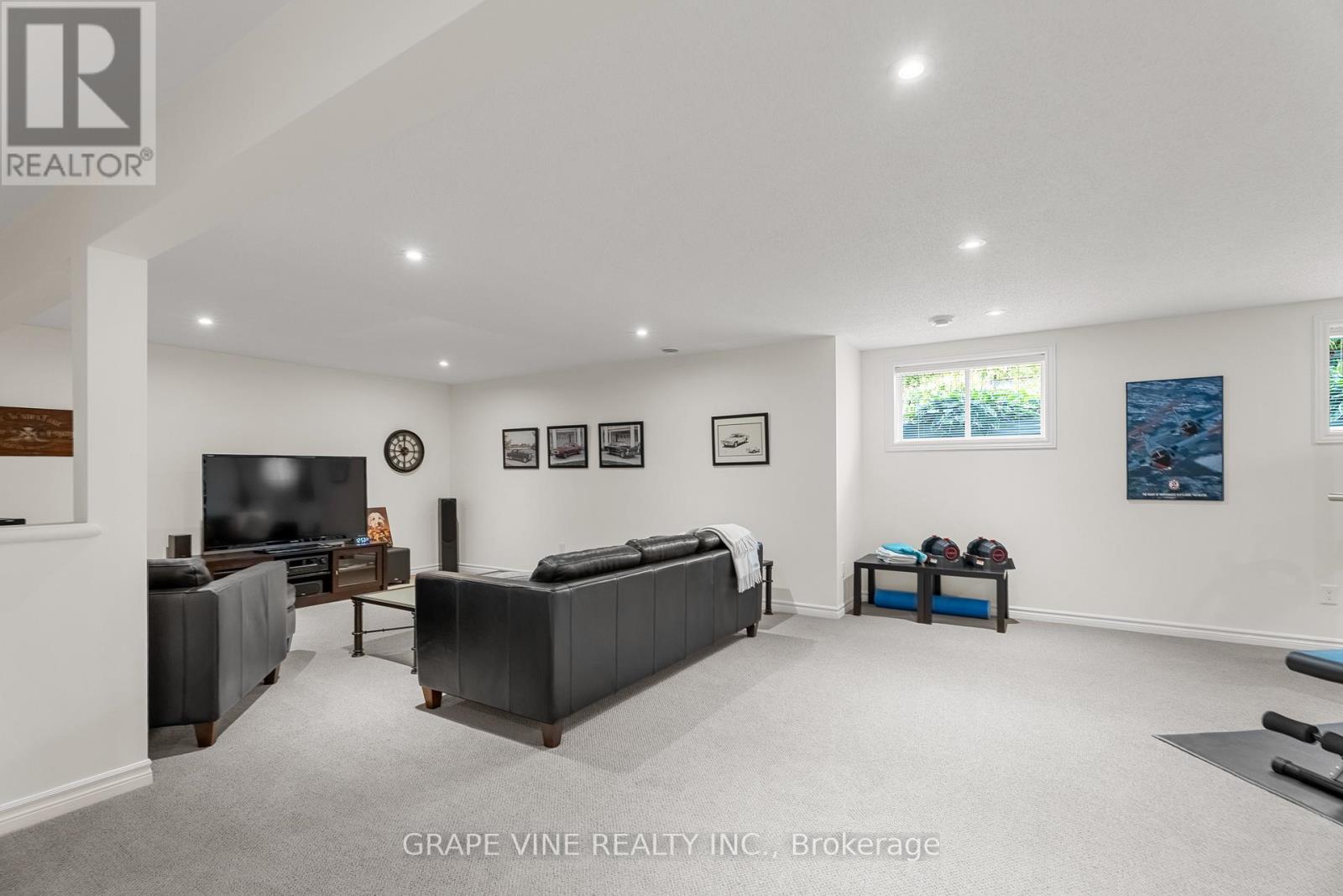 227 Sunnyridge Crescent