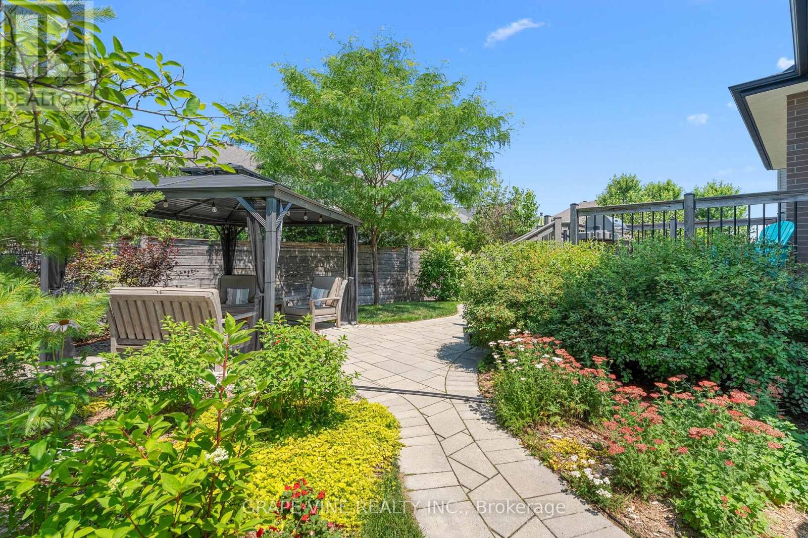 227 Sunnyridge Crescent