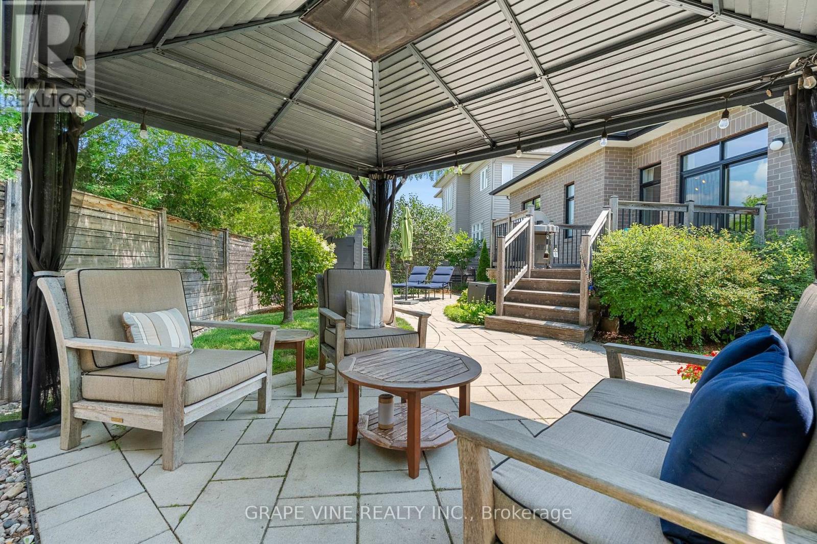 227 Sunnyridge Crescent